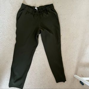 Lululemon on the fly woven Forrest green pants